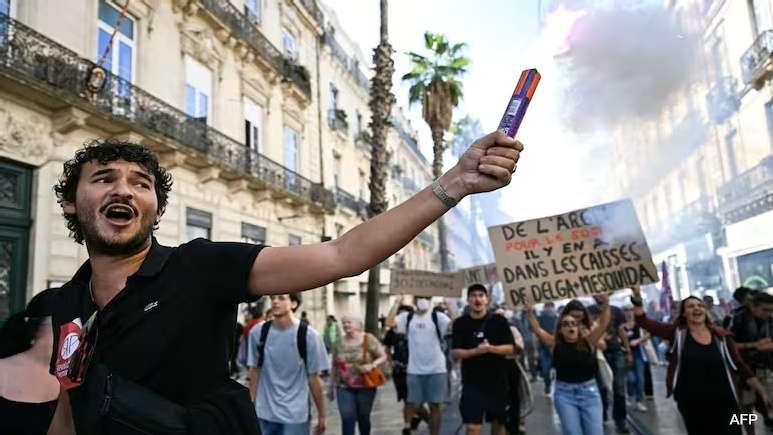 Big Protests Hit France: Roads Blocked, Cars Set on Fire, 200 People Arrested