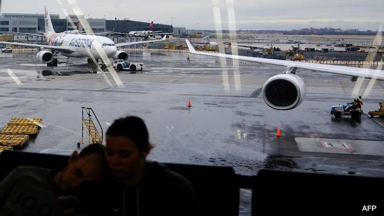 About 1,100 Flights Cancelled, Nearly 4,000 Delayed as US Airlines Hit by Winter Snow